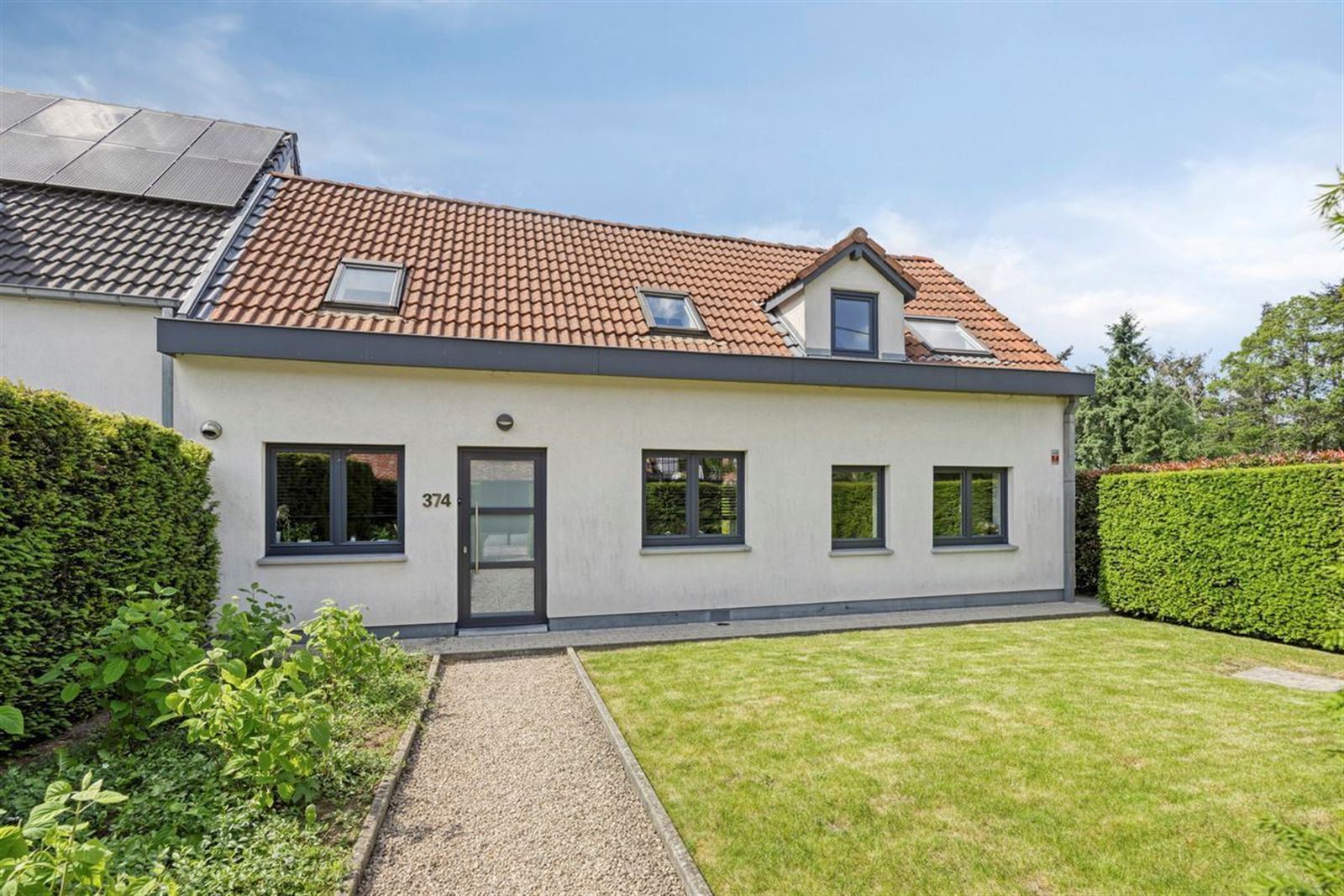 Instapklare, rustig achterin gelegen 3-gevelwoning nabij Hallerbos! foto {{pictureIndex}}