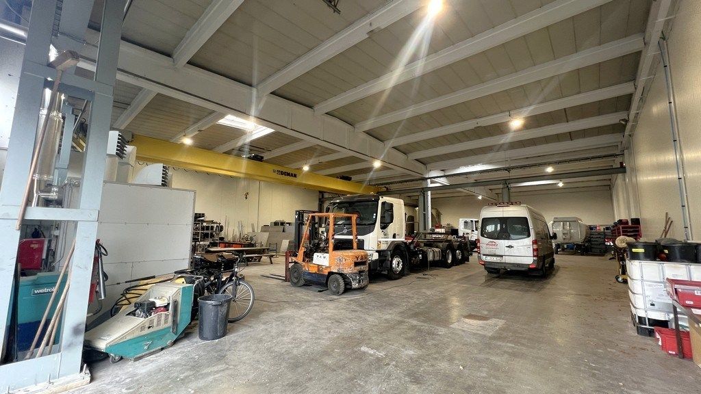 Magazijn met rolbrug en kantoren nabij N47 in Zele foto 2