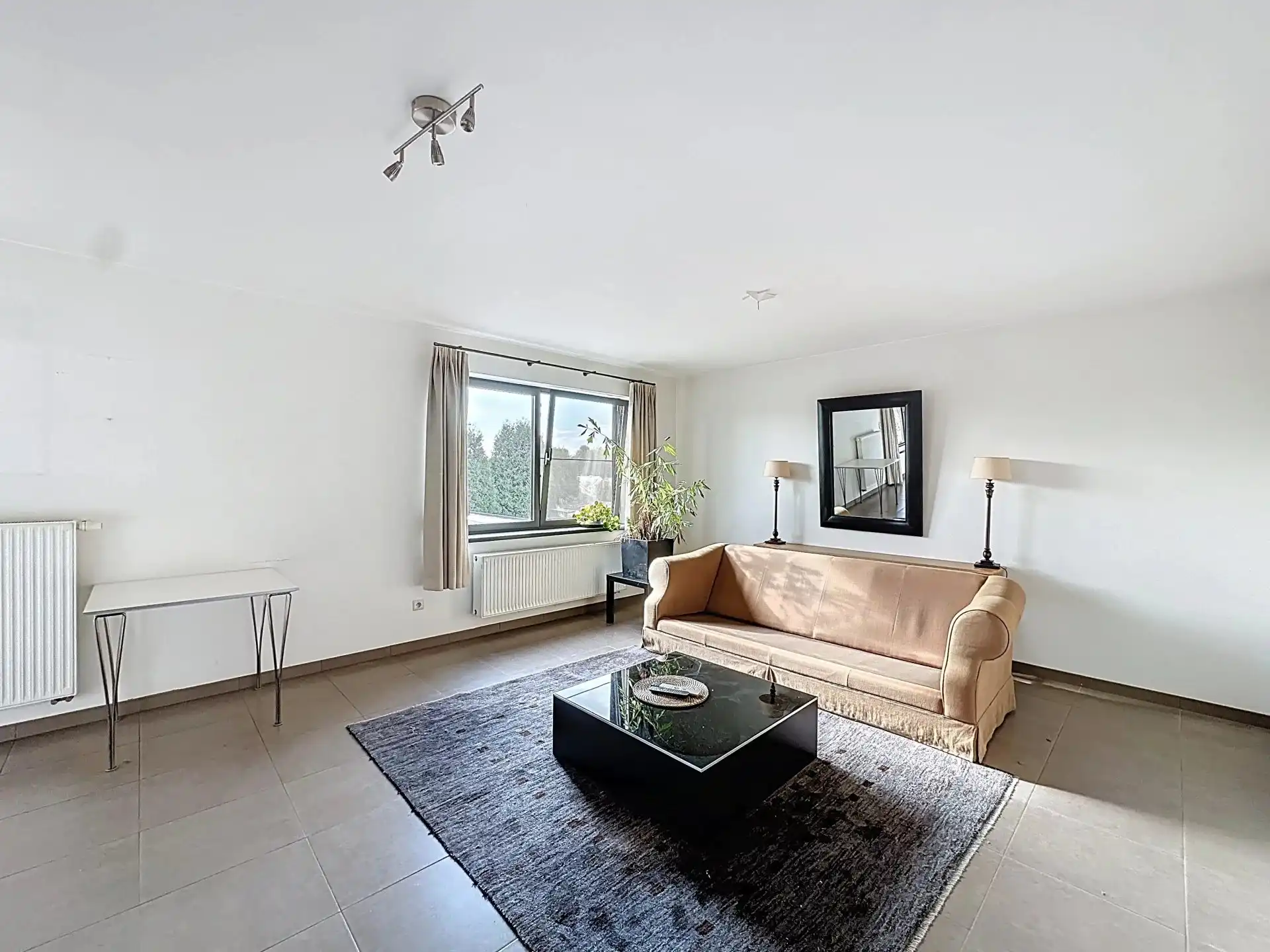 Ruim appartement met 2 slaapkamers, terras en overdekte staanplaats. foto 2