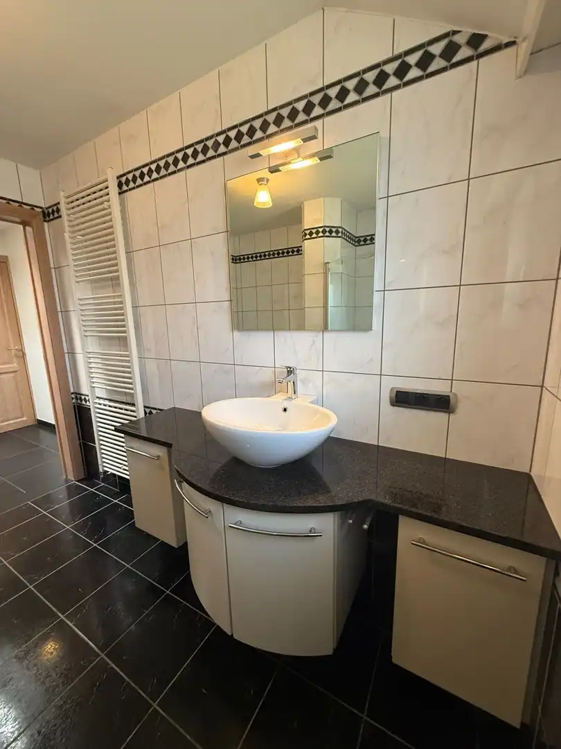 Ruim appartement met 2 slaapkamers en 2 terrassen op een vlot bereikbare locatie in Achel. foto 12