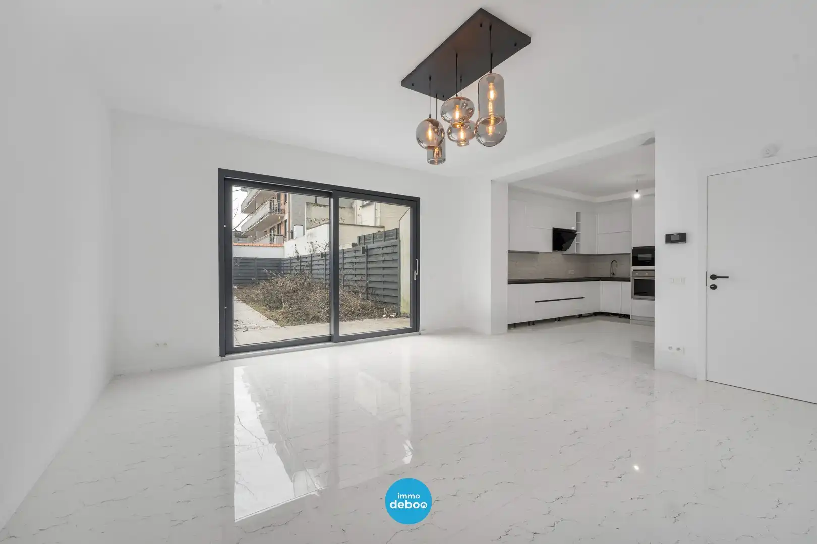 Ruime compleet gerenoveerde bel-etage woning foto 5