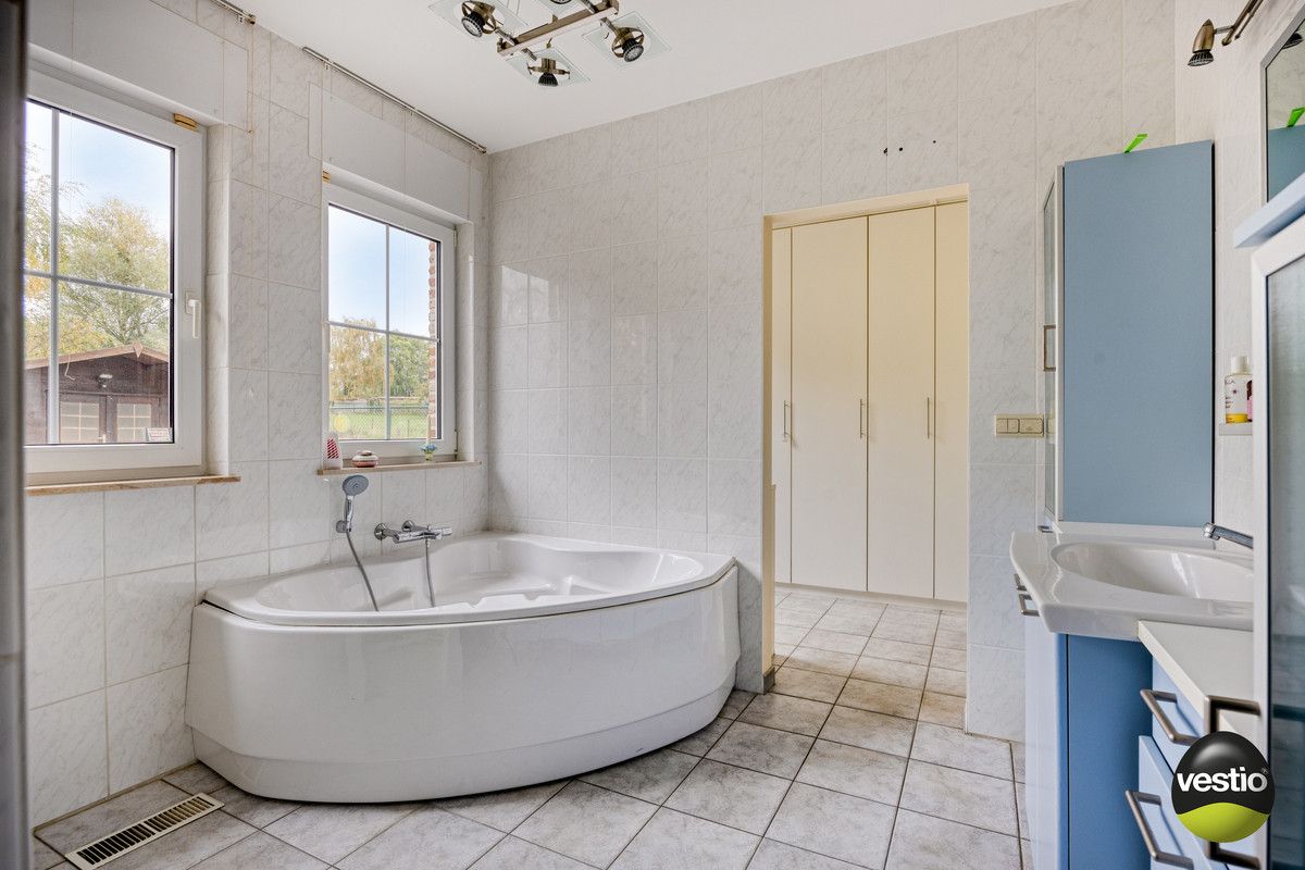 RUSTIG GELEGEN RUIME VILLA MET 5 SLK OP RIANT PERCEEL VAN 18A61CA IN STADSRAND TONGEREN. foto 23