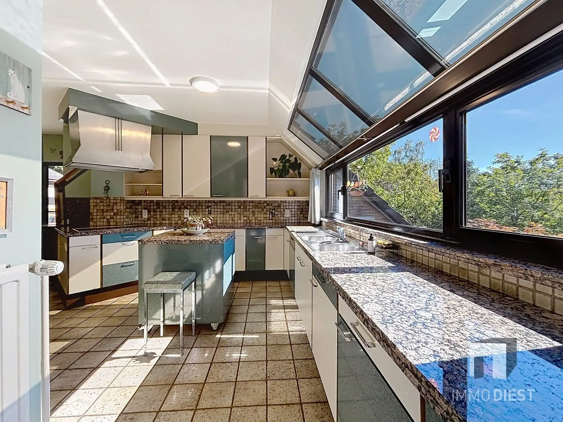 Prachtig gelegen villa met uniek ontwerp op 57a 74ca én achterliggende vijvers op 75a 54ca. foto 17