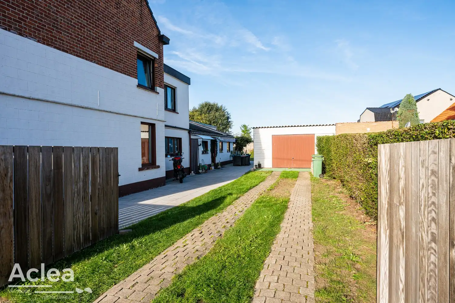 Halfopen woning met 3 slaapkamers, garage en leuke tuin in Sleidinge foto 2