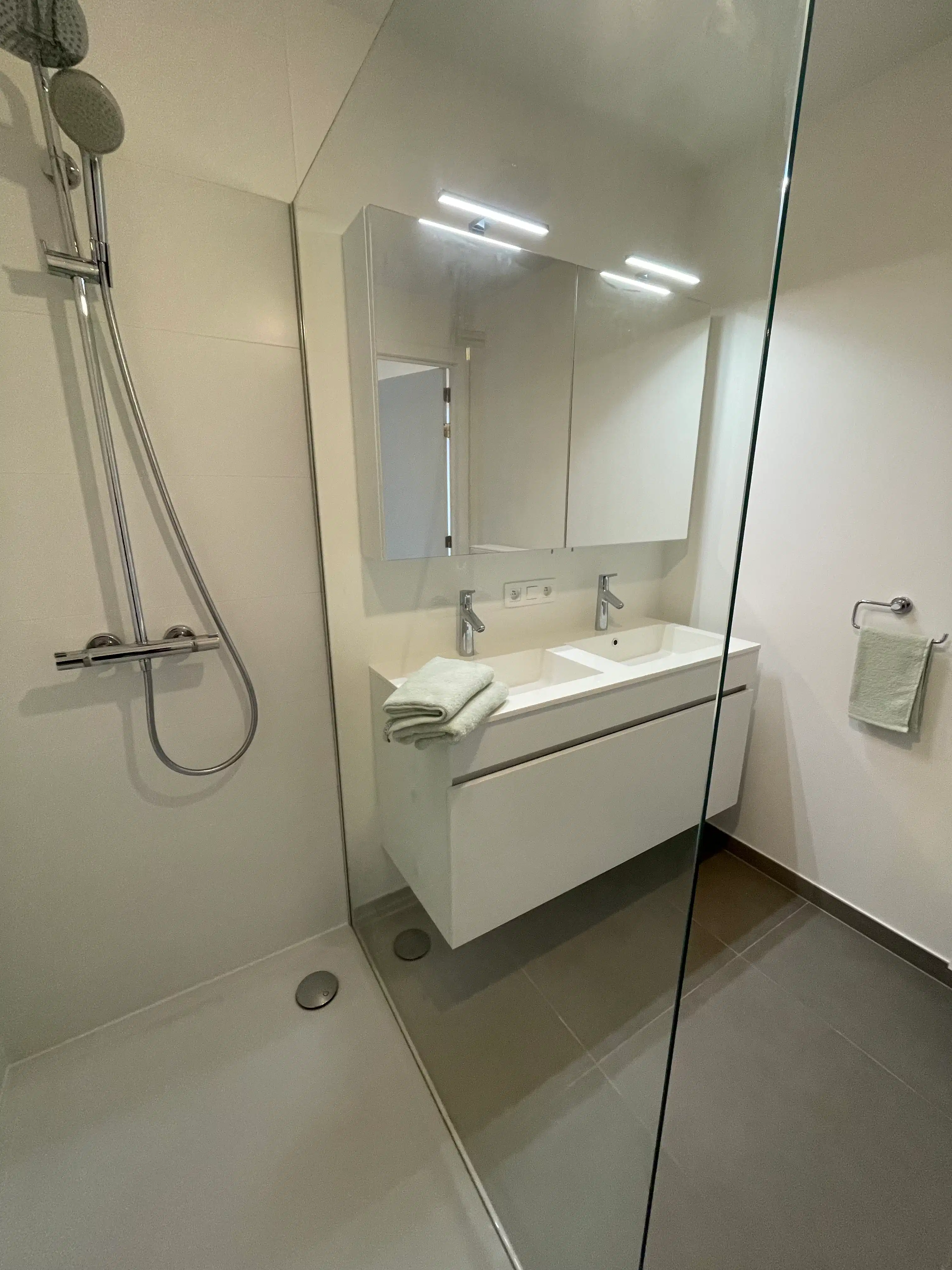 Twee-slaapkamer GELIJKVLOERS nieuwbouw hoekappartement + terras foto 15