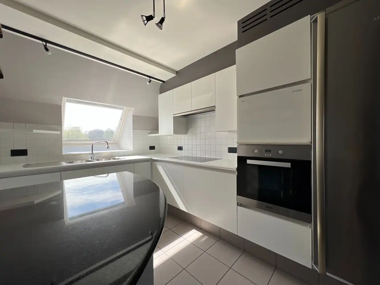 Lichtrijk appartement met 2 slaapkamers + garage foto 3