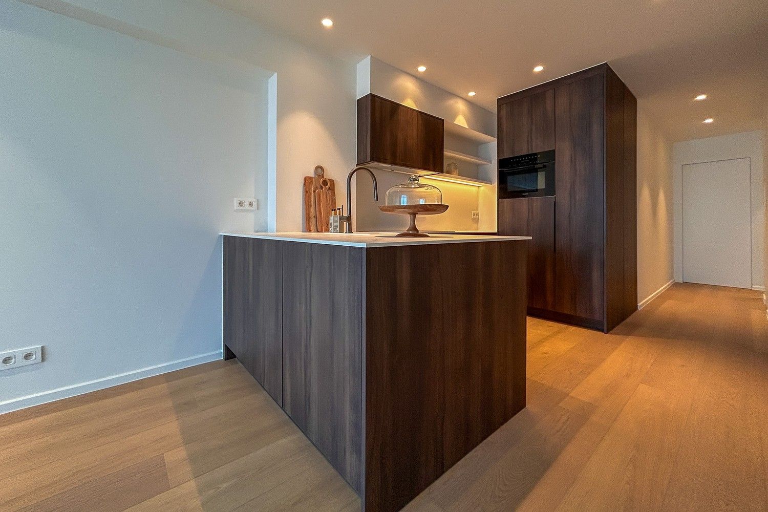 Prachtig gerenoveerd 2- slaapkamer appartement met frontaal zeezicht. foto 4