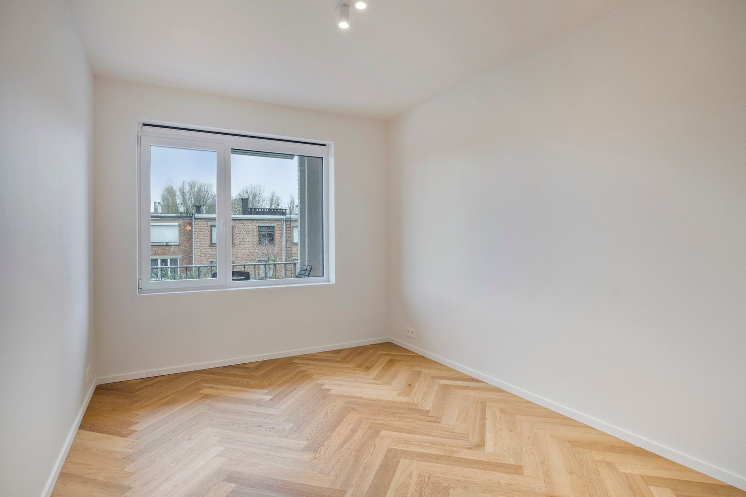 Volledig vernieuwd APP (110m2) met 2 slks, bureau, ruim terras en inpandige parkeerplaats! foto 9