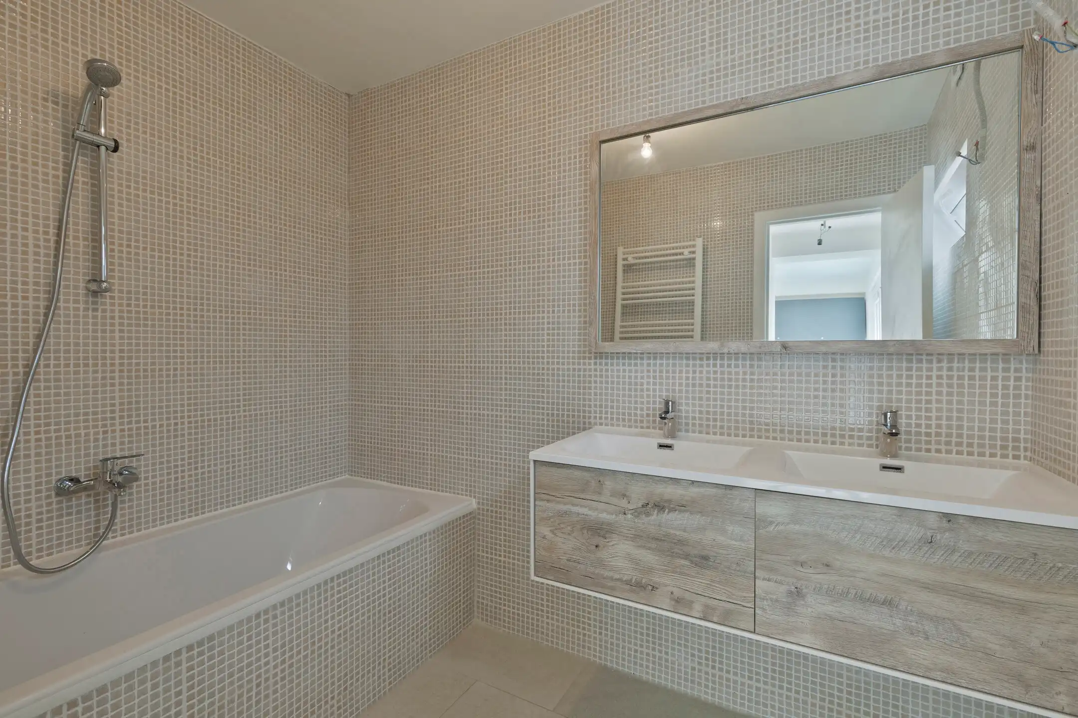 Volledig gerenoveerd gelijkvloers appartement met terras foto 9