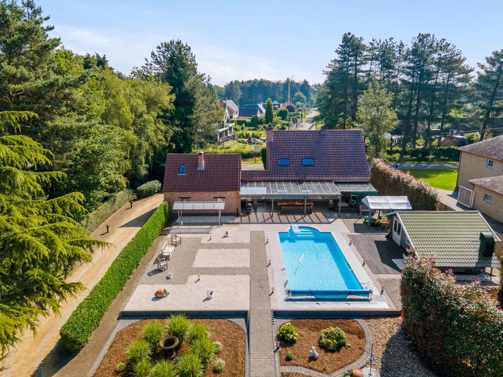 Ruime villa met 5slk en verwarmd zwembad op 2450m² foto {{pictureIndex}}