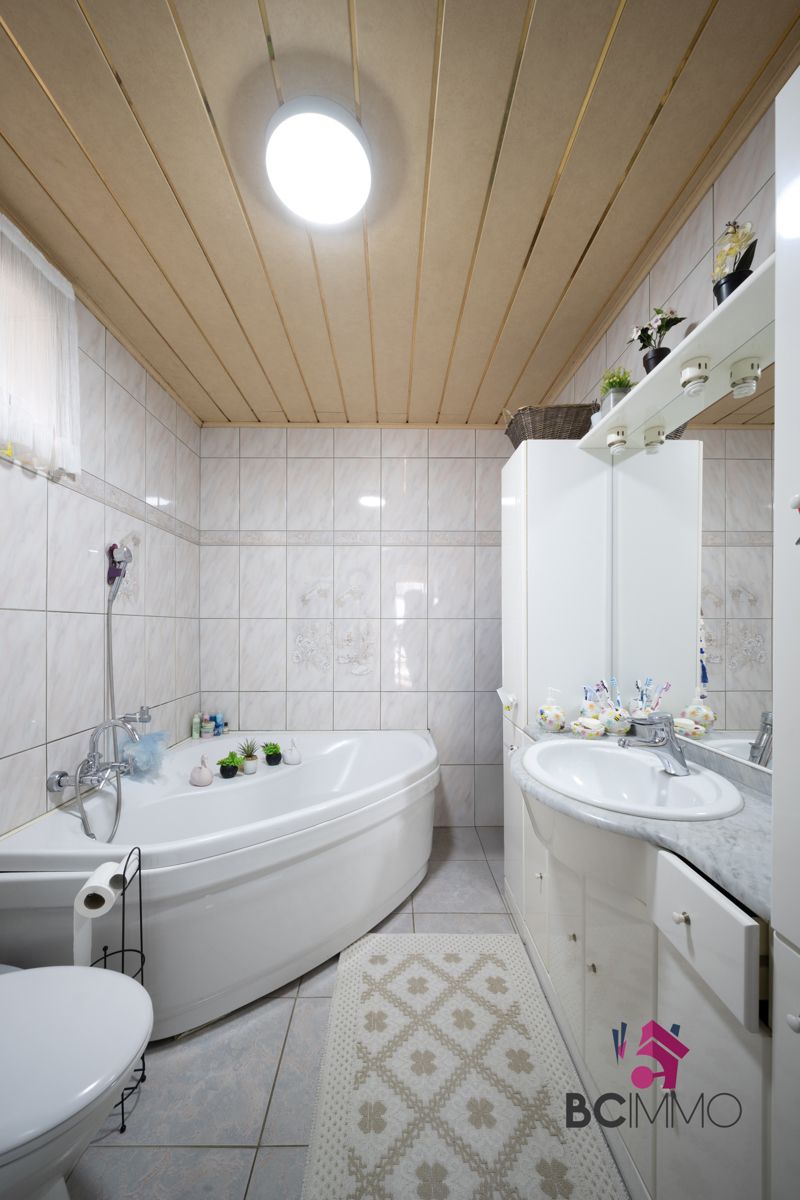 Instapklare halfopen woning met een mooie veranda in een rustige buurt foto 15