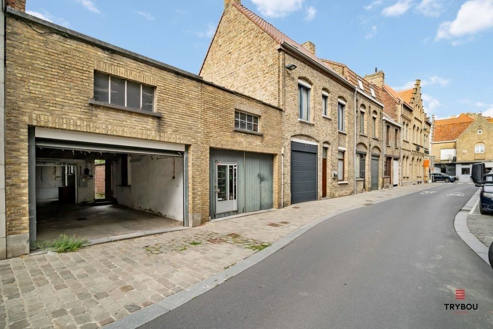 Uniek Handelspand met woonst op de Grote markt van Diksmuide.  foto 2