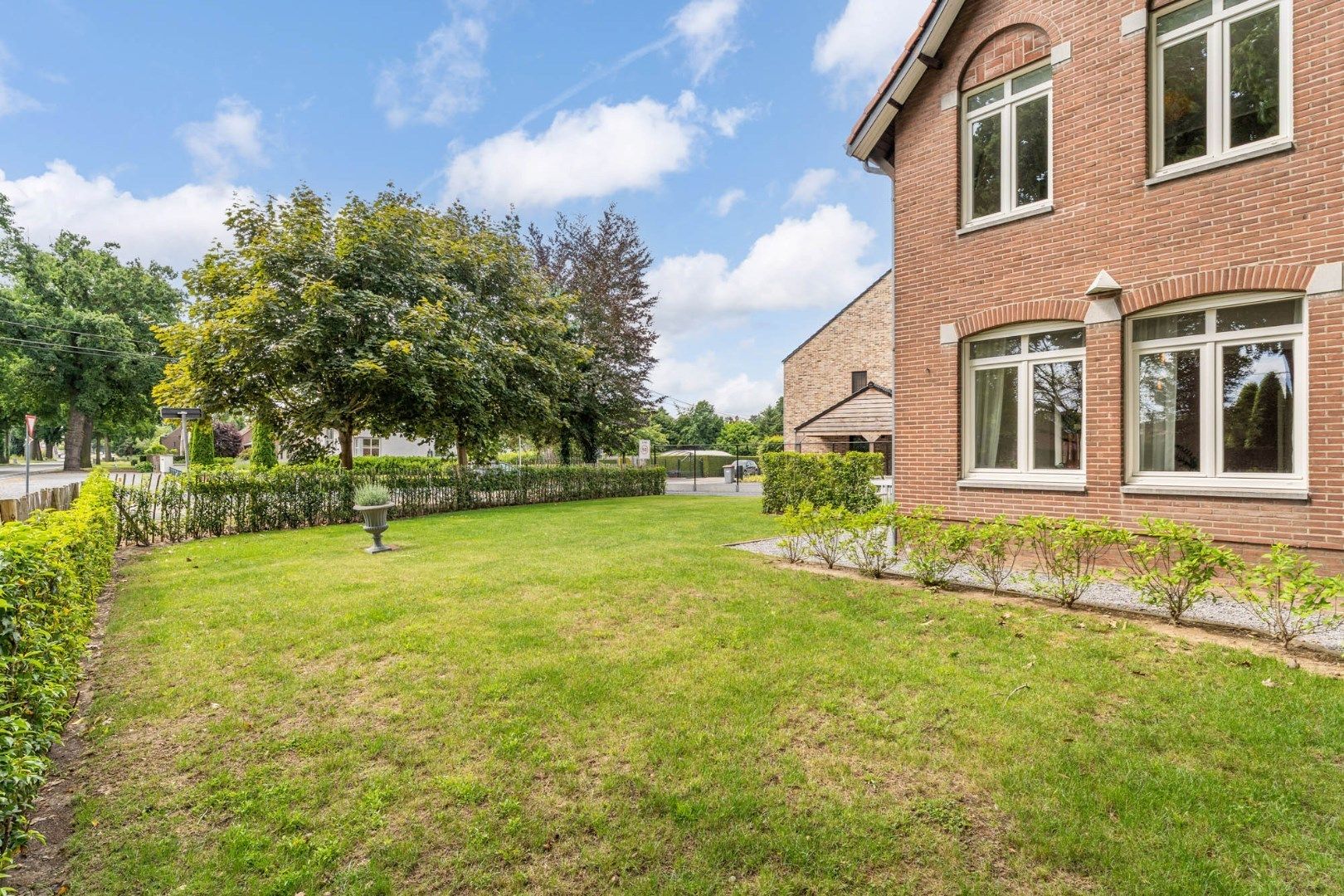 Stijlvol gerenoveerde gezinswoning op een perceel van 5a65ca te Geistingen, een gehucht van Kinrooi!  foto 3