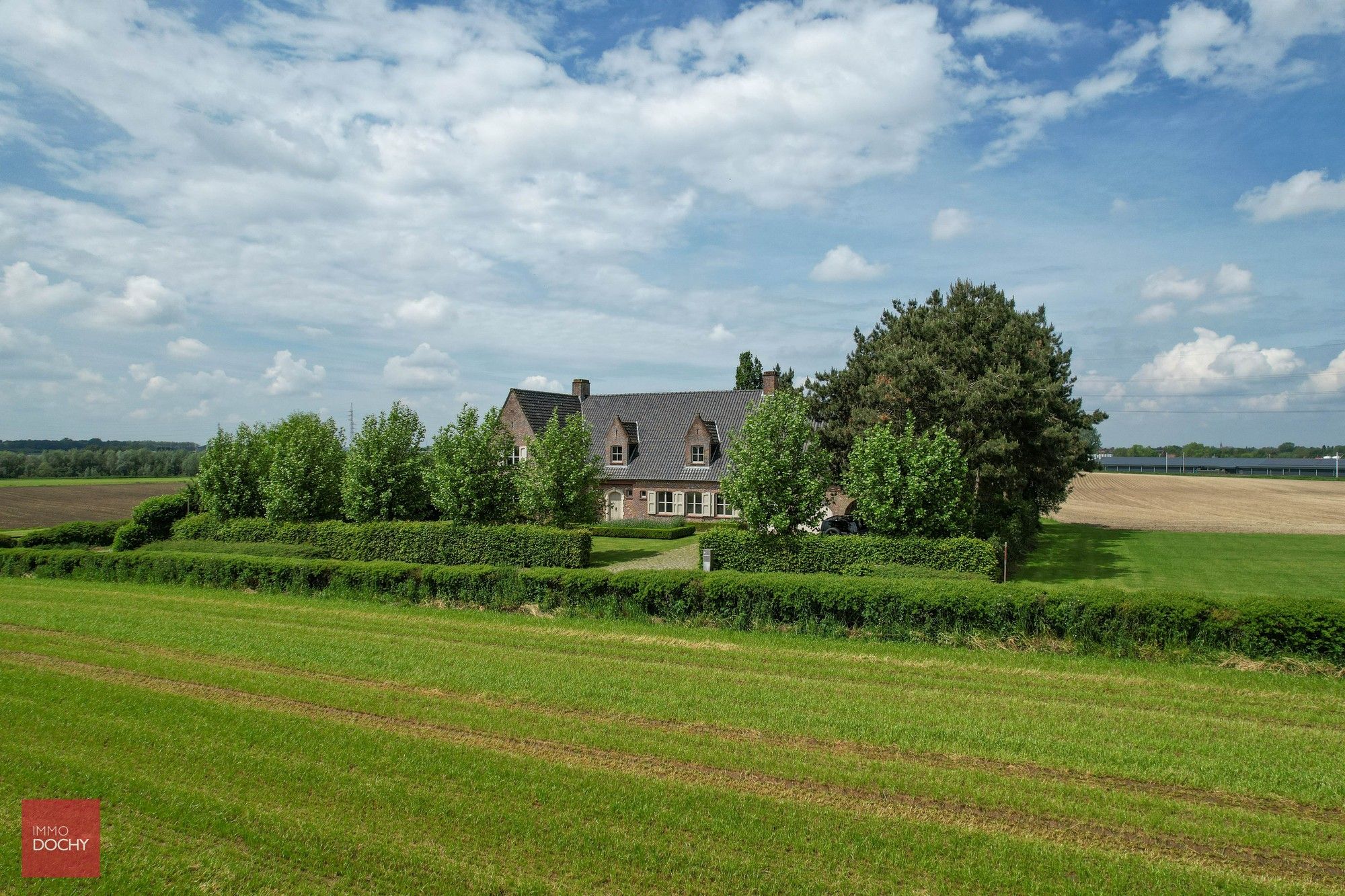 Hoofdfoto van de publicatie: Landelijk gelegen standingvolle VILLA met toegangsweg