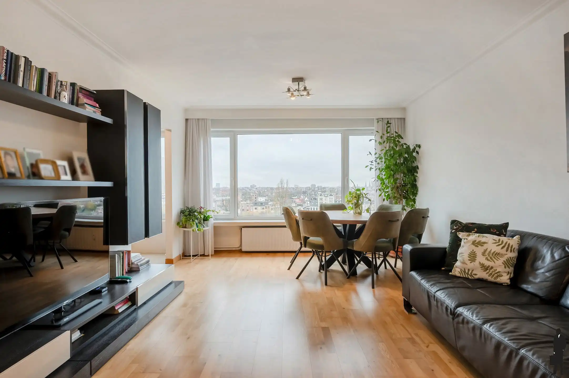 Panoramisch en lichtrijk 2-slpk appartement. foto {{pictureIndex}}