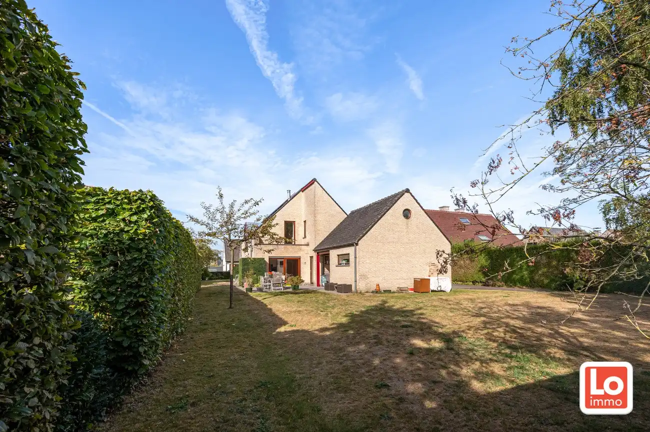 VERKOCHT!! Ruime degelijke alleenstaande woning met afzonderlijke garage en carport op een makkelijk bereikbare locatie in Lokeren! foto 18