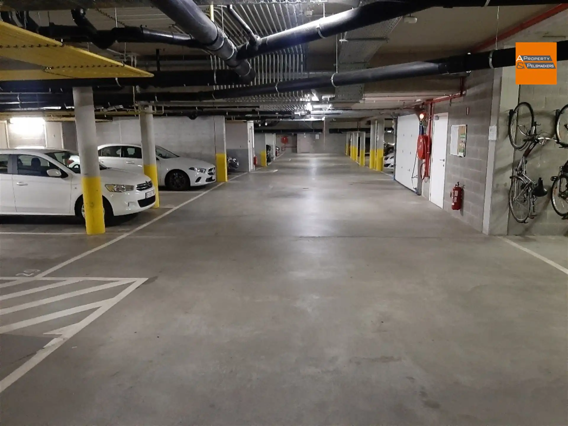 OPTIE : 5 ondergrondse staanplaatsen + 1 kelder foto 2