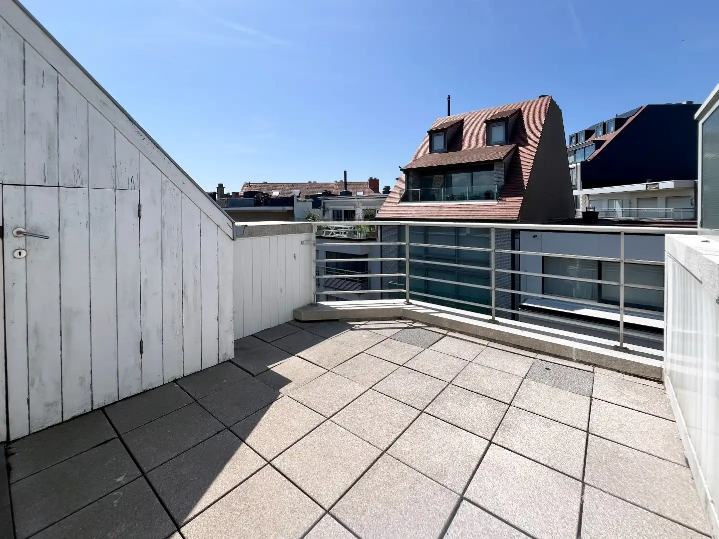 Dakappartement met zijdelings zeezicht gelegen tussen het Driehoeksplein en het  Albertplein in het Zoute. foto 13