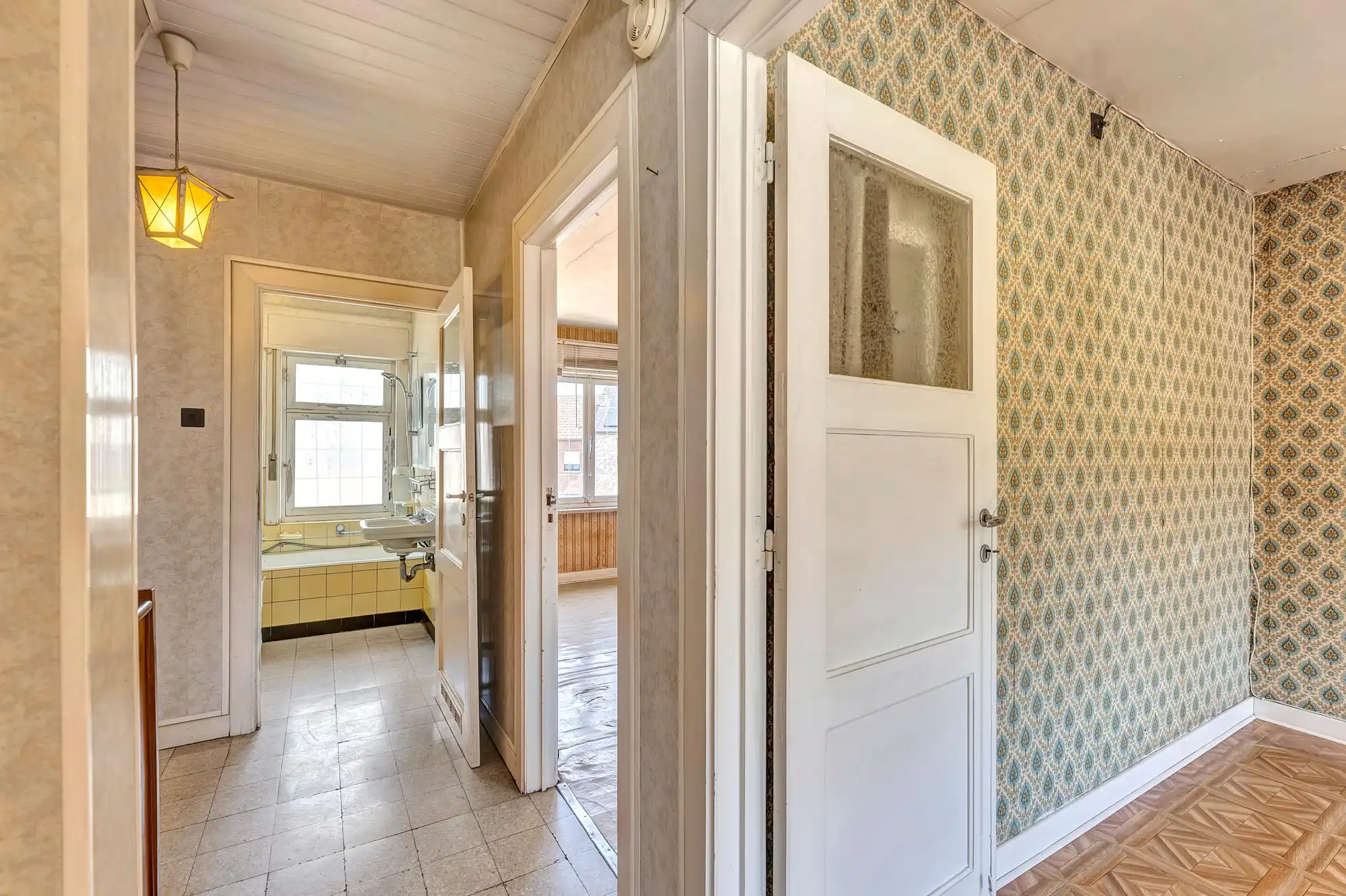 Te renoveren woning met garage foto 9