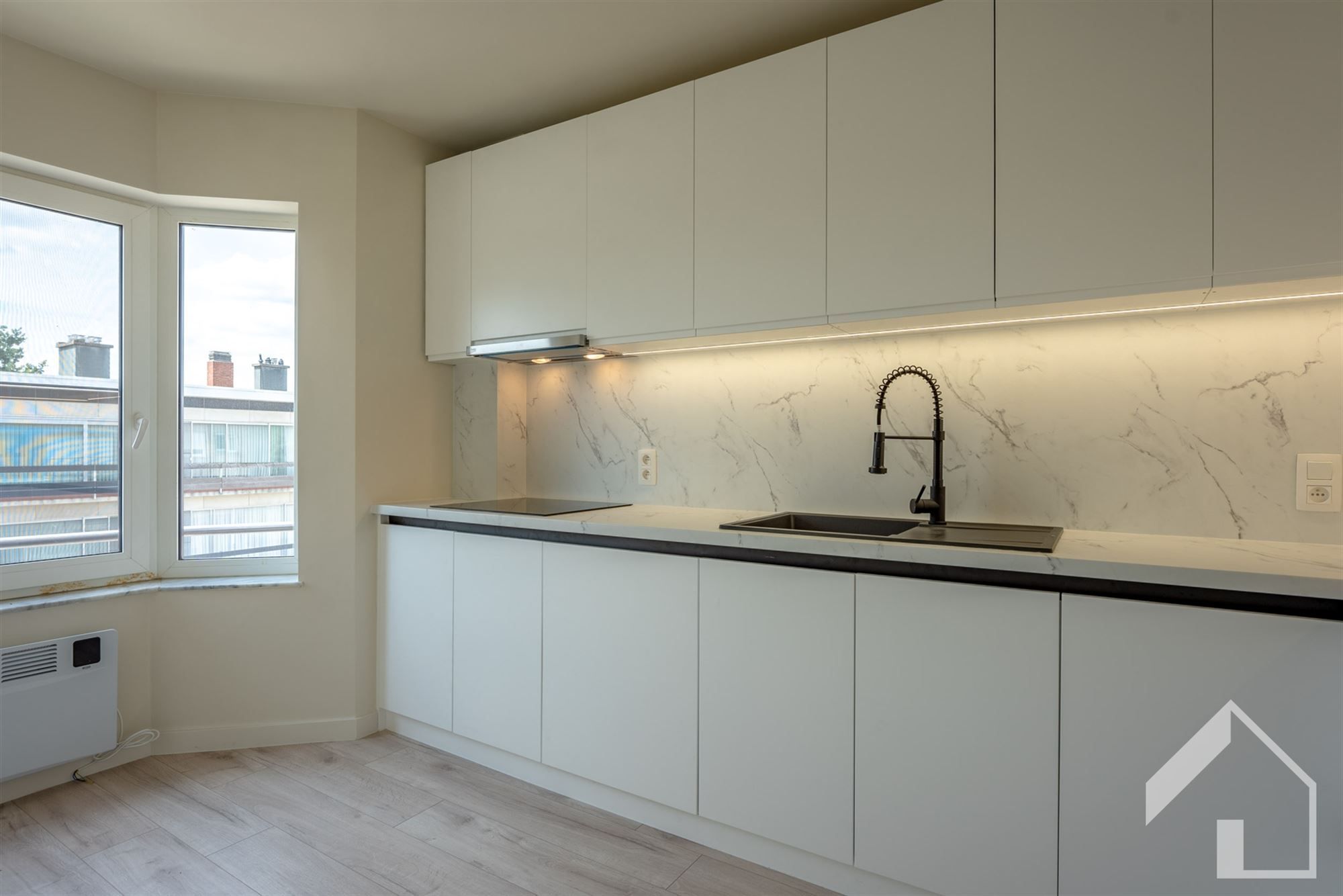 Gerenoveerd 2-slaapkamerappartement met garage foto 3
