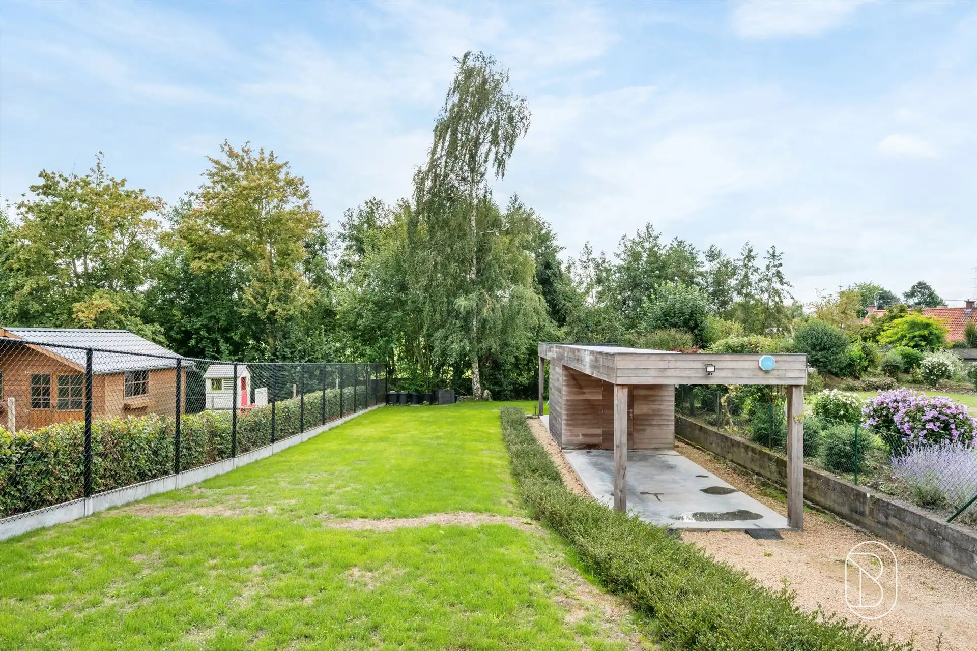 Recente halfopen bebouwing met 3 slpk, carport en tuin foto 3