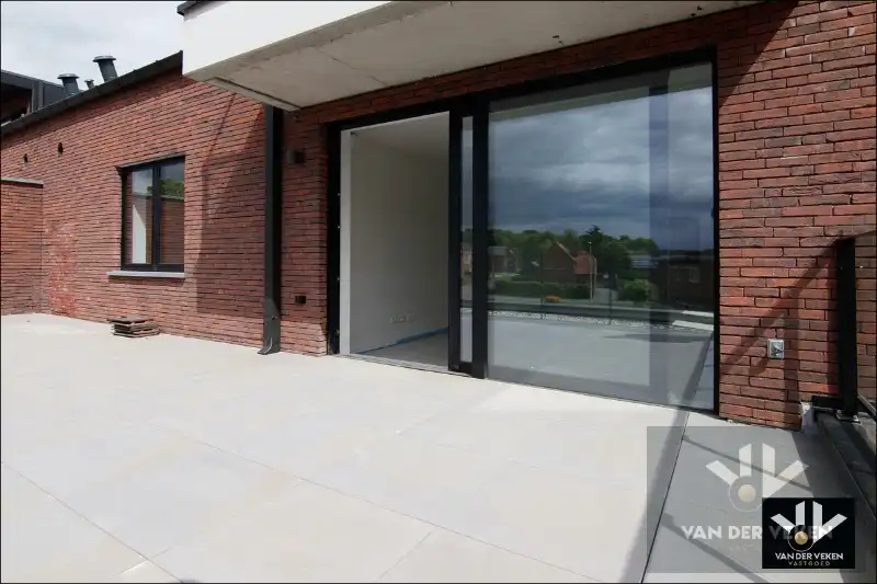 Ruim nieuwbouwappartement met 2 slaapkamers en riant terras op een goed bereikbare locatie! foto 2