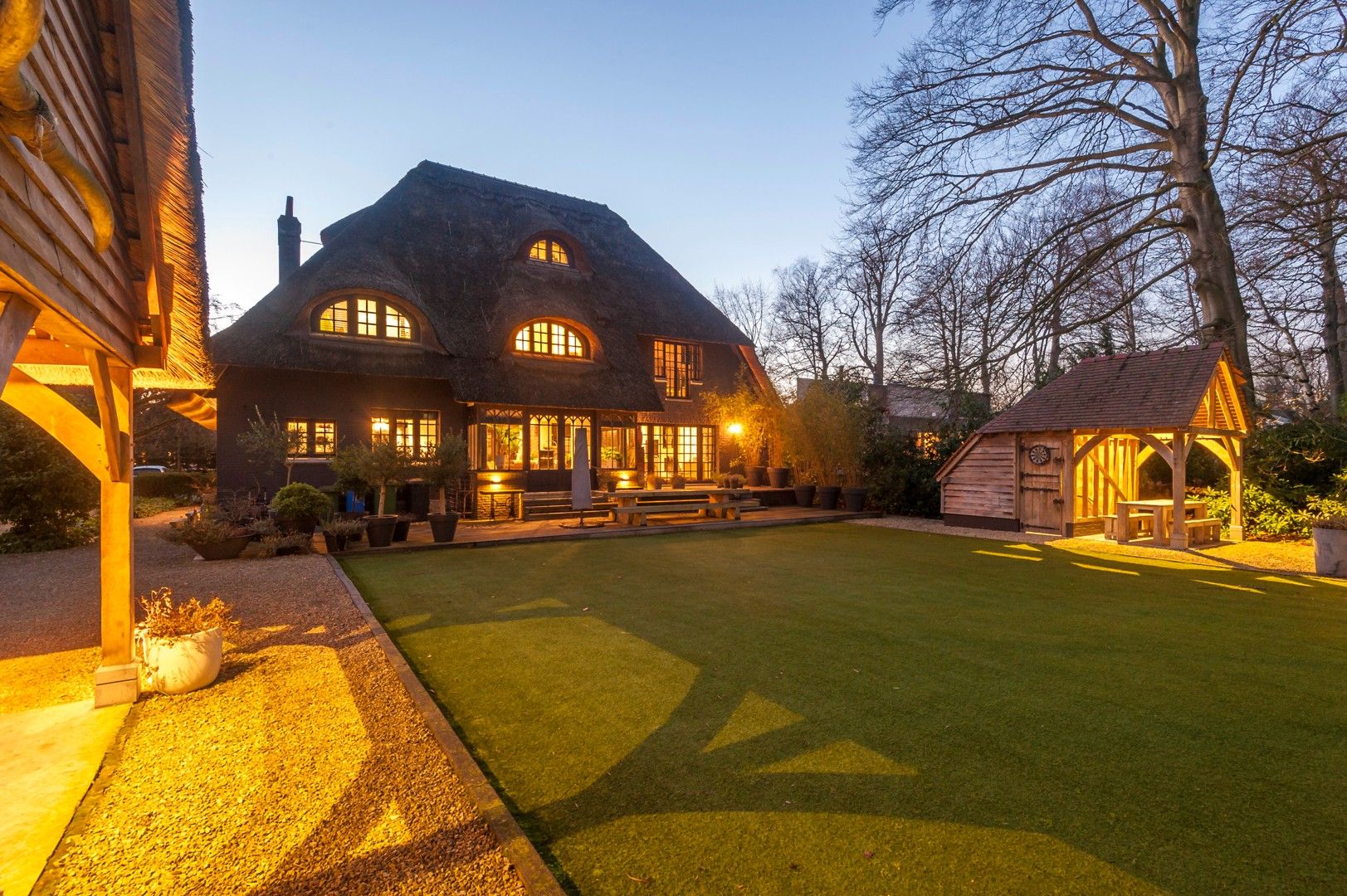 PRACHTIGE EN UNIEKE VILLA MET RIETEN DAK foto {{pictureIndex}}