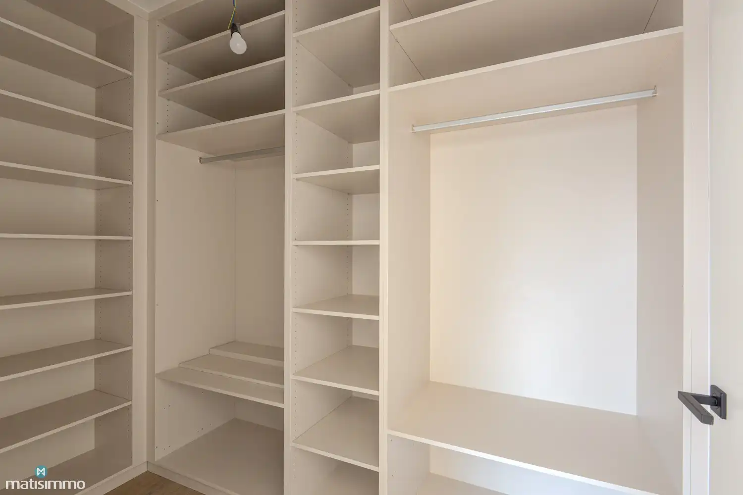 VOLLEDIG AFGEWERKTE EN GESCHILDERDE NIEUWBOUWWONING (EPB E10) MET 3 SLAAPKAMERS, OVERDEKT TERRAS, 2 GARAGES, KELDER EN AANGELEGDE TUIN IN WERM foto 18