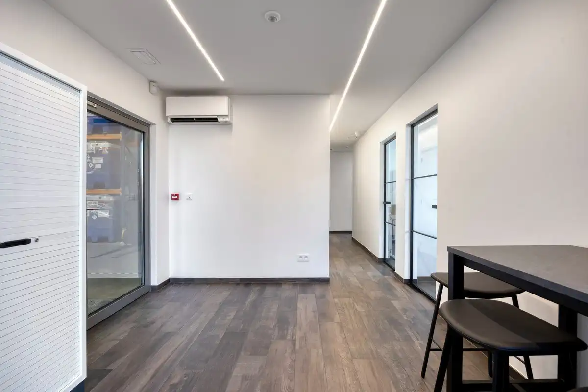 Grondig gerenoveerd KMO gebouw met magazijn en kantoorruimtes in Heverlee op een perceel van 11a19ca! – EPC -22,65 kWh/m² foto 4