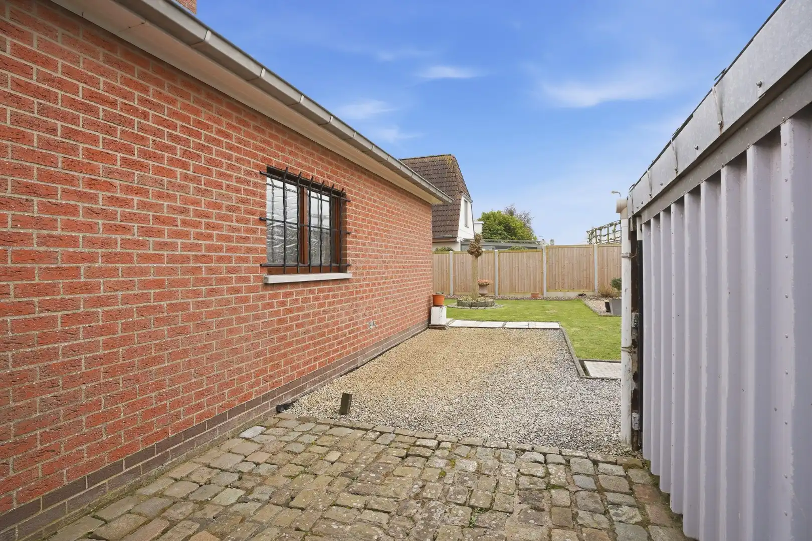 Alleenstaande bungalow met garage en tuin  op 684 m² foto 16