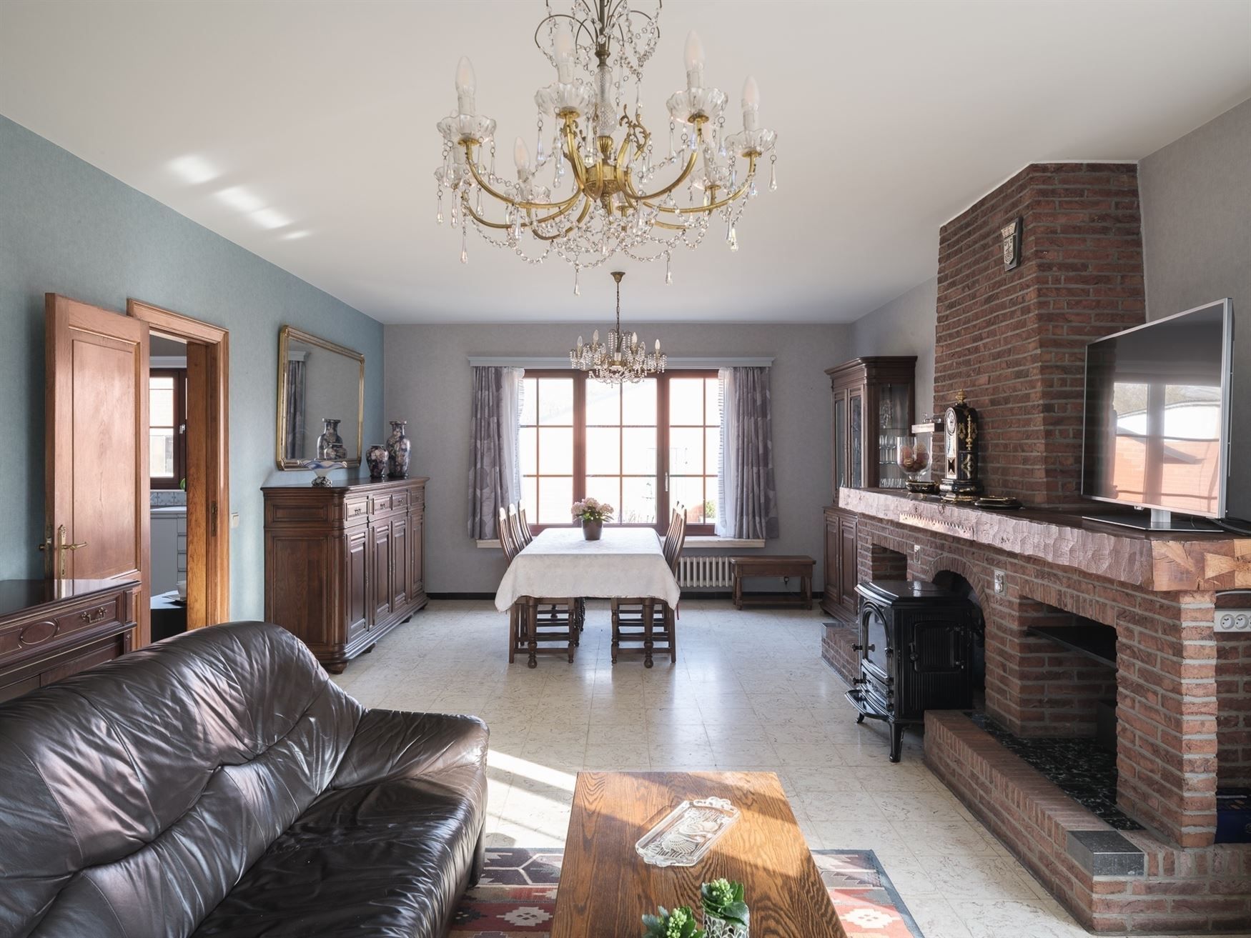 Villa met bijgebouwen op de grens met Hansbeke foto 7