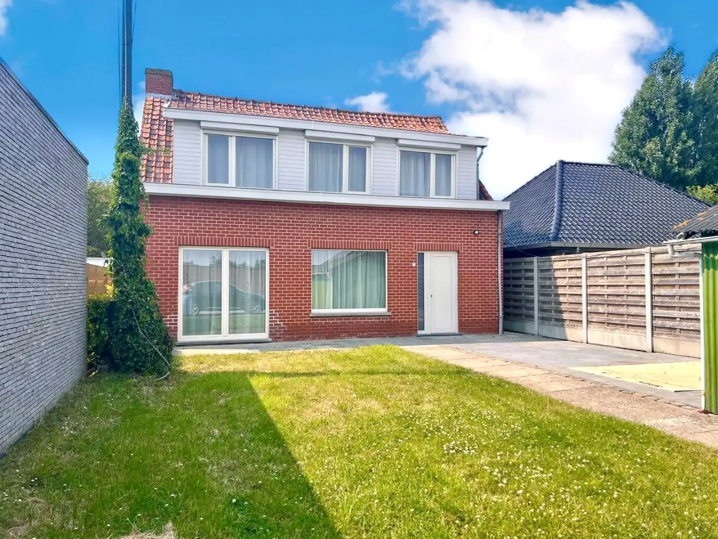 RECENT GERENOVEERDE WONING (2024) MET 4 SLPKS, 2 BADKAMERS EN TUIN foto {{pictureIndex}}