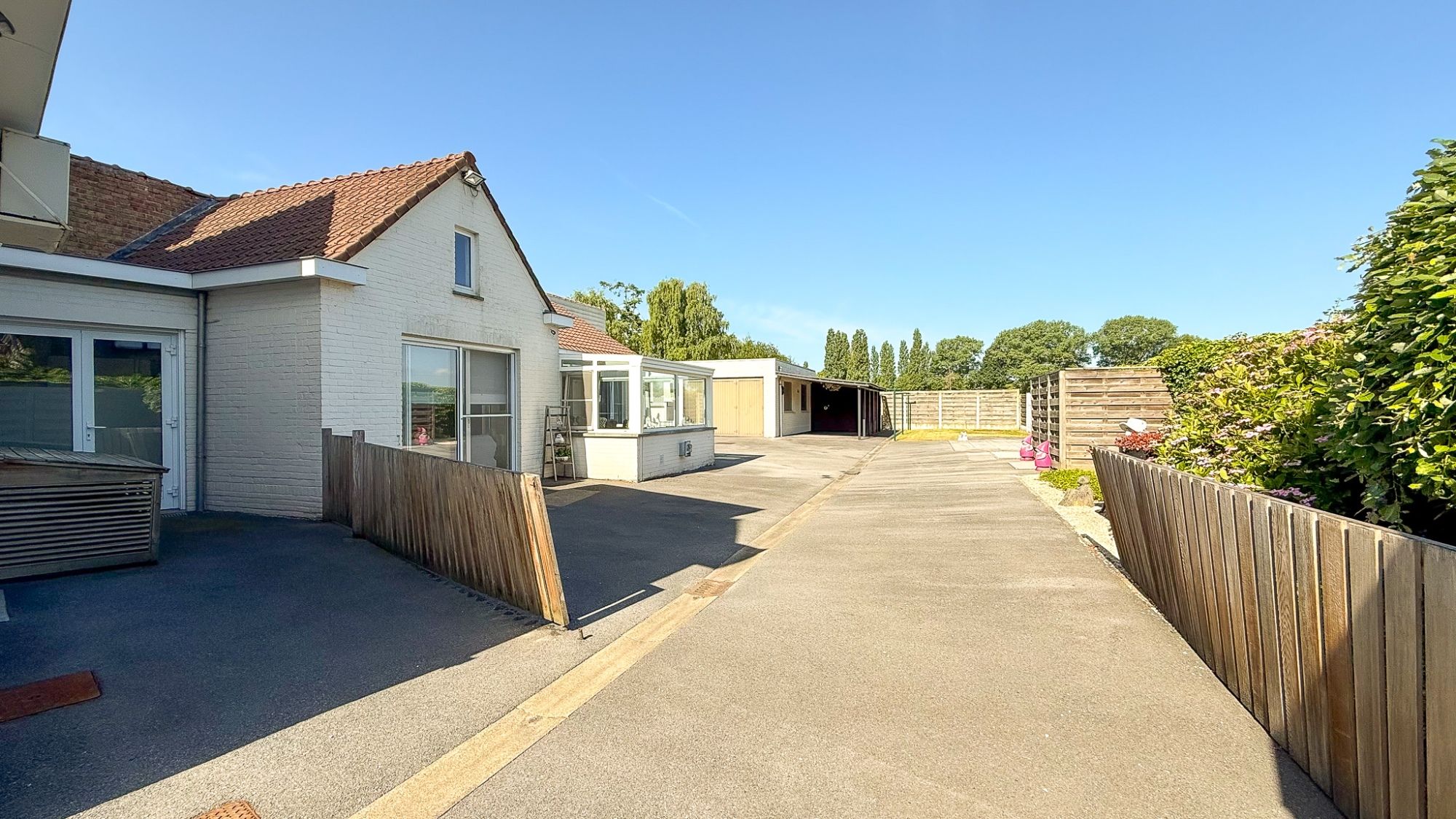 Ruim polyvalent handelspand met 4 slpk,  WINKELRUIMTE,  WONING en PARKING vooraan. foto 4