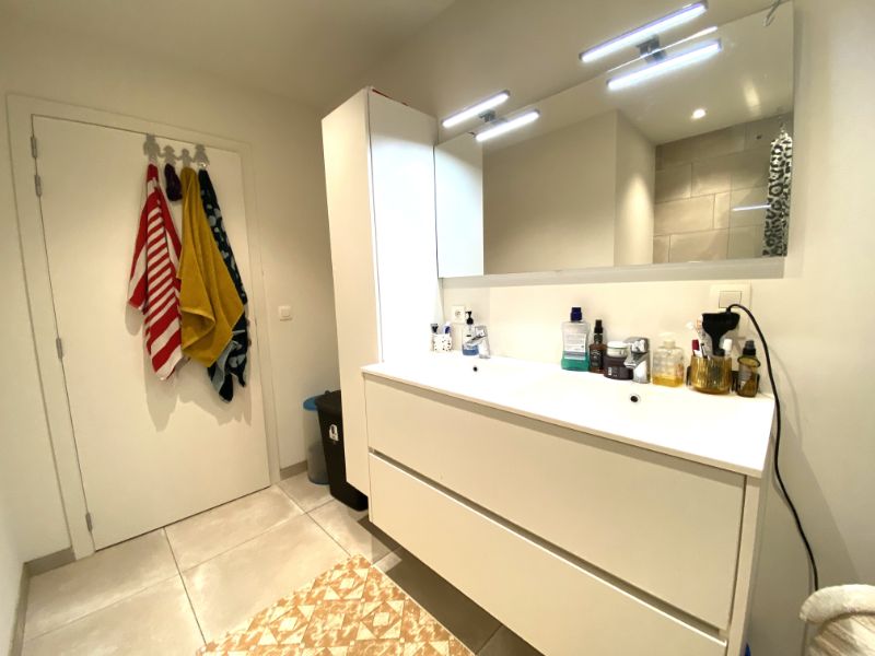 Recent volledig gerenoveerd appartement HARTJE Geel met 2 slpk, en autostaanplaats foto 12