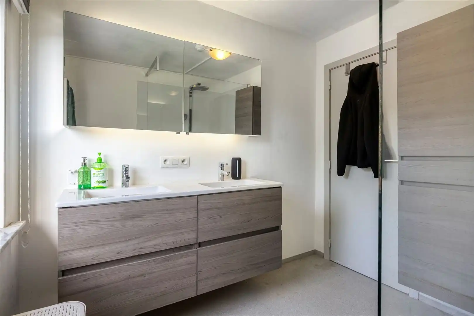 TE KOOP: Gerenoveerd appartement met 2 slaapkamers, terras en garage te Heusden! foto 19