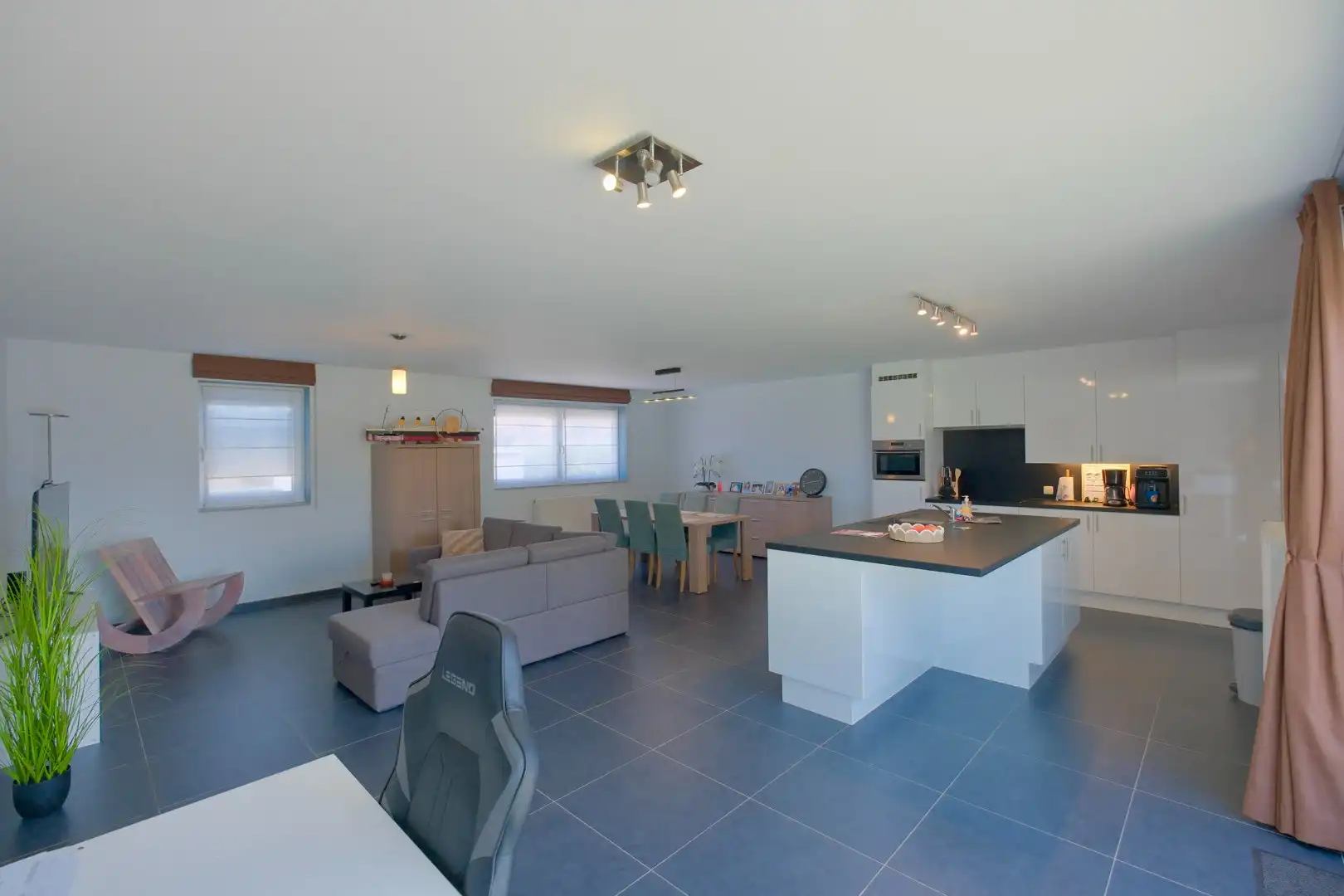 Recente bel-etage met 3 slpks, ruim terras en staanplaats foto 9