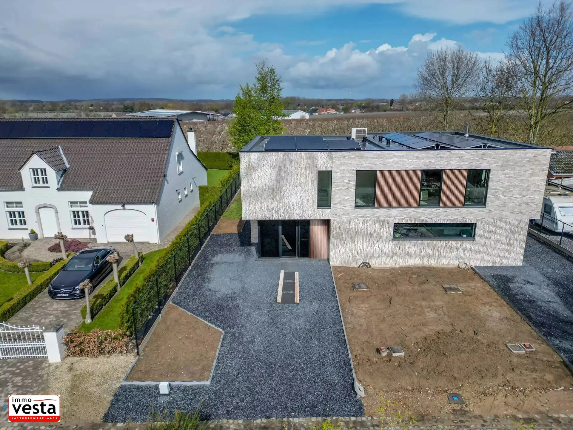 ruime nieuwbouwwoning in de landelijke stadrand foto {{pictureIndex}}