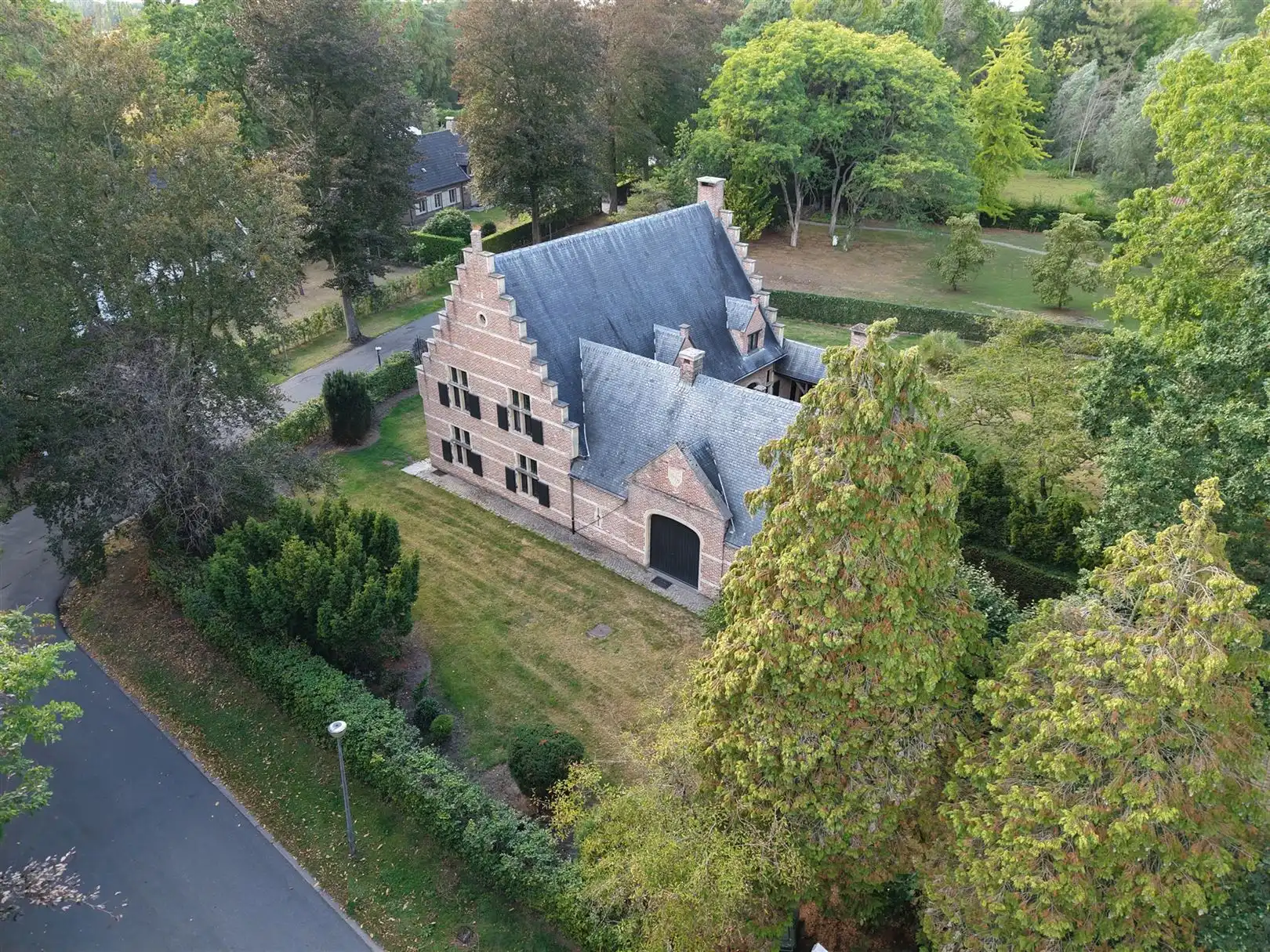 Ruime villa in residentiele wijk foto 24