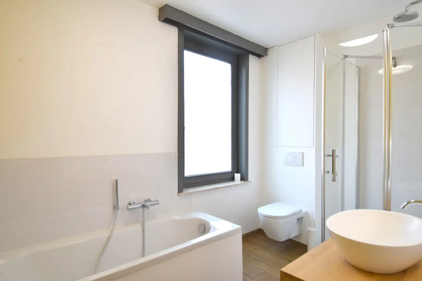 Gezellige instapklare stadswoning met 2 slaapkamers en tuin op topligging in Kortrijk foto 8