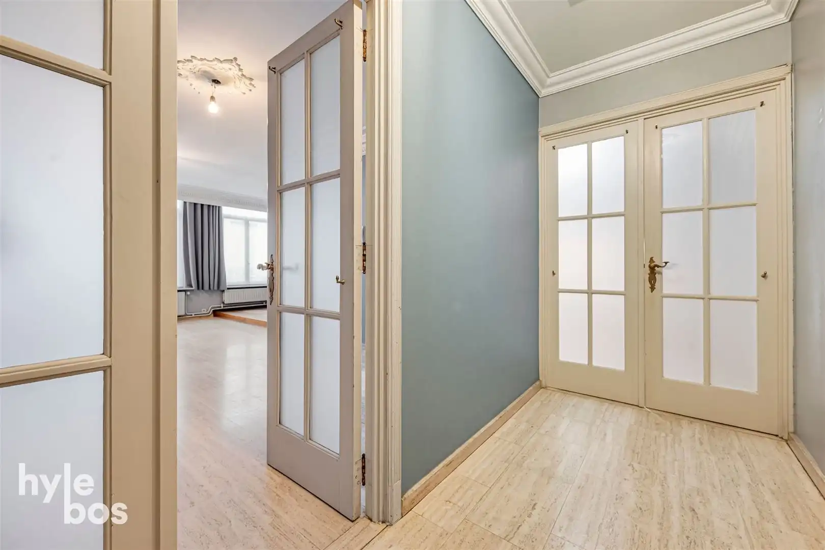 Ruim bovenhuis met groot magazijn in het centrum van de stad foto 22