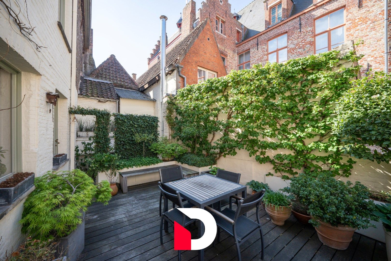 Karaktervolle / historische burgerwoning op het Jan Van Eyckplein te Brugge. foto 10