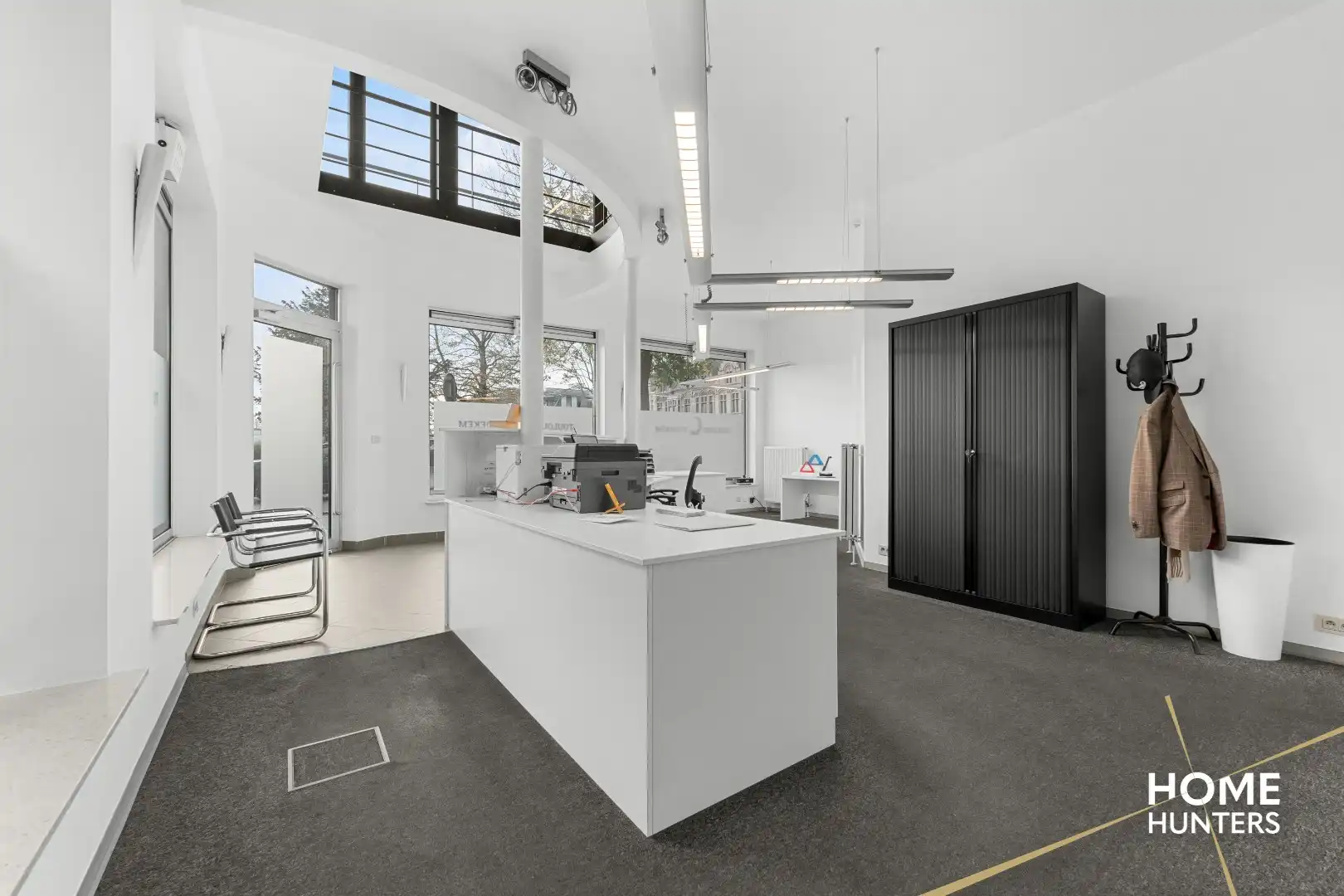 Kantoorruimte bestaande uit twee verdiepingen op het Colaertplein te Ieper foto 2