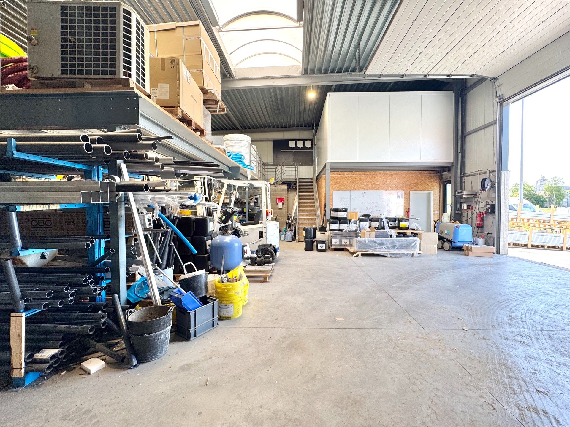 MAGAZIJN MET BURELEN/ SHOWROOM foto 9