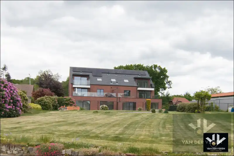 Ruim gelijkvloers nieuwbouwappartement met 4 slaapkamers en 2 badkamers, een terras en een mooie tuin op een goed bereikbare locatie! foto 3