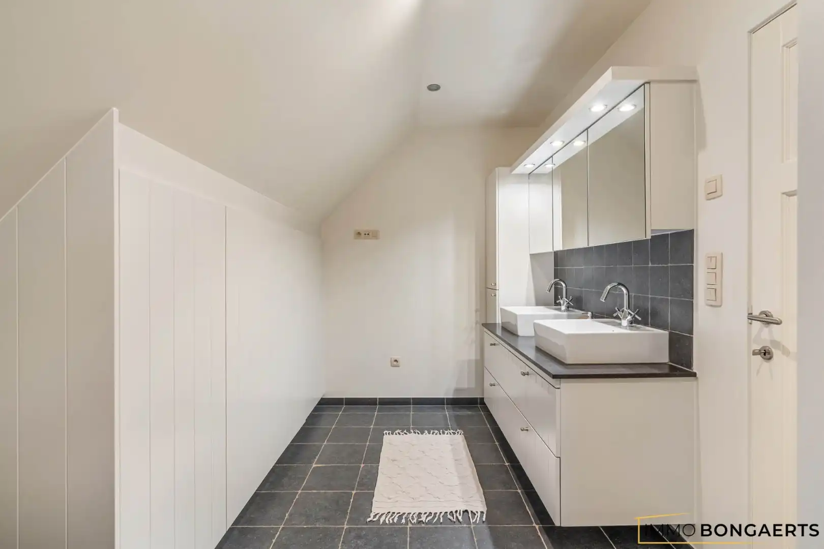 Prachtig afgewerkte woning met praktijkruimte foto 27