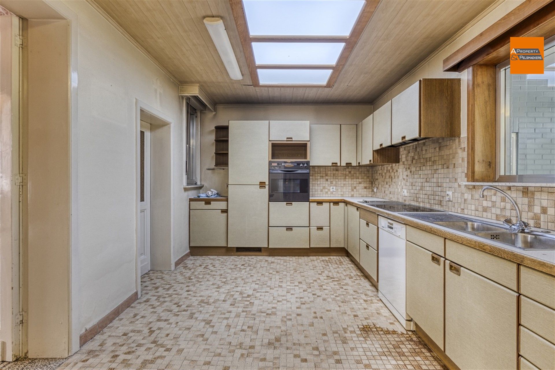 Ruime woning met potentieel in een rustige en groene omgeving foto 6