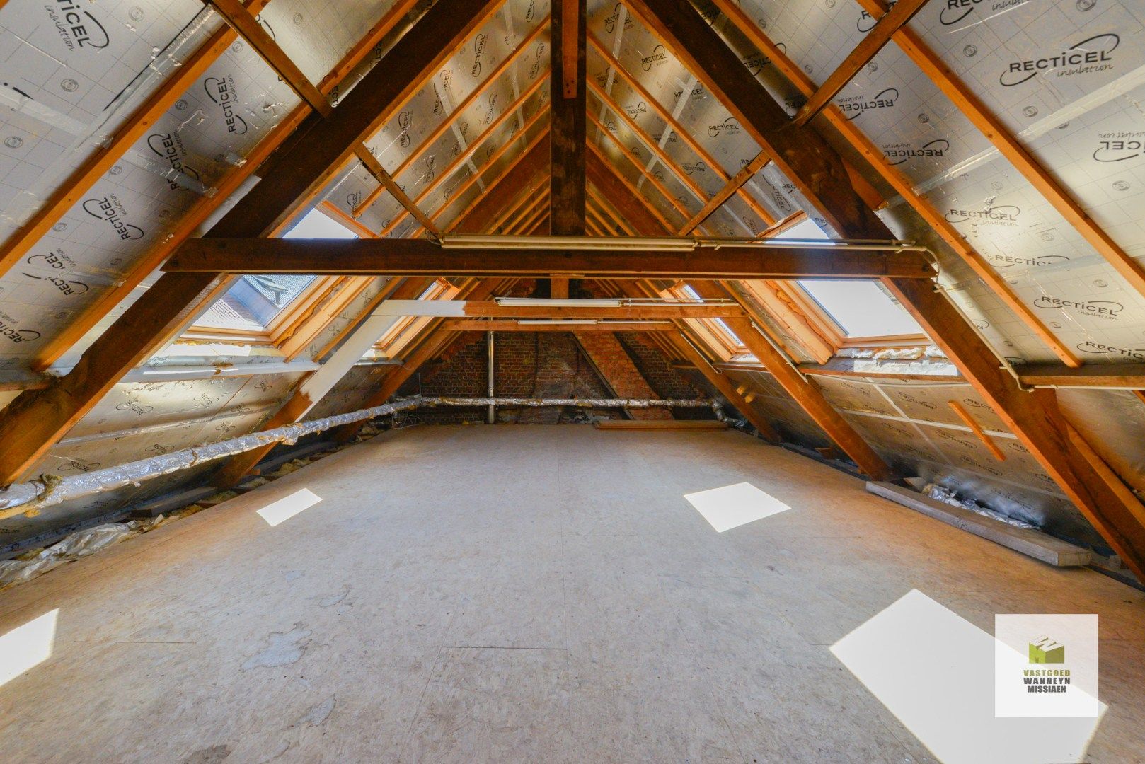 Starterswoning met 3 slaapkamers en knusse stadstuin met fietsenberging. foto 22