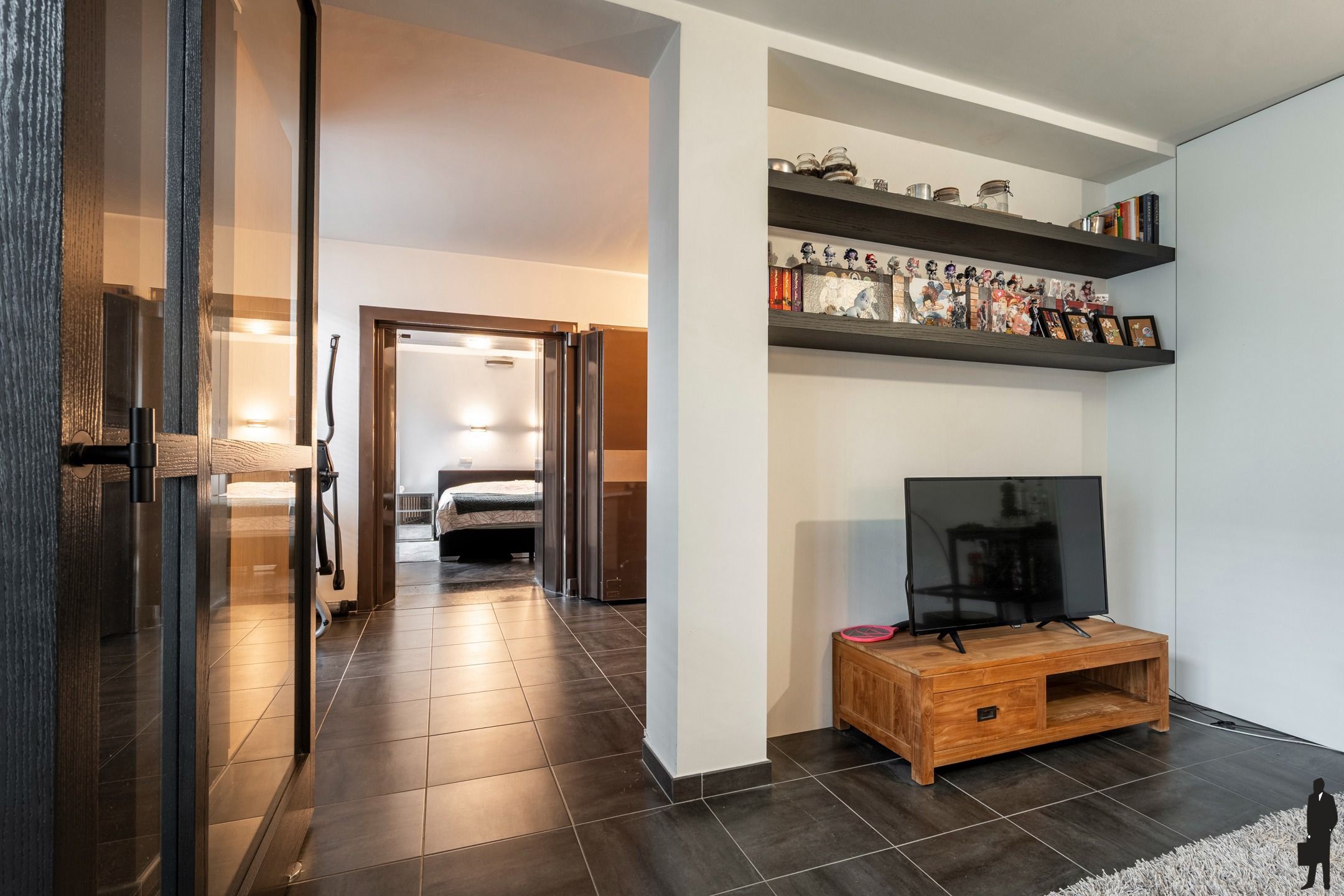 Stijlvol bemeubeld appartement van 97m² met unieke bankkluis foto 8