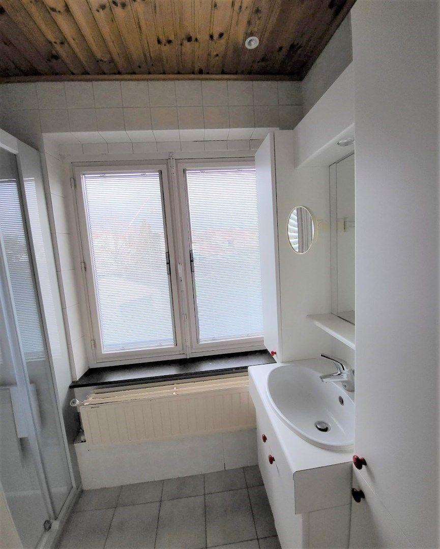 Halfopen bebouwing met garage en schitterende tuin. foto 16