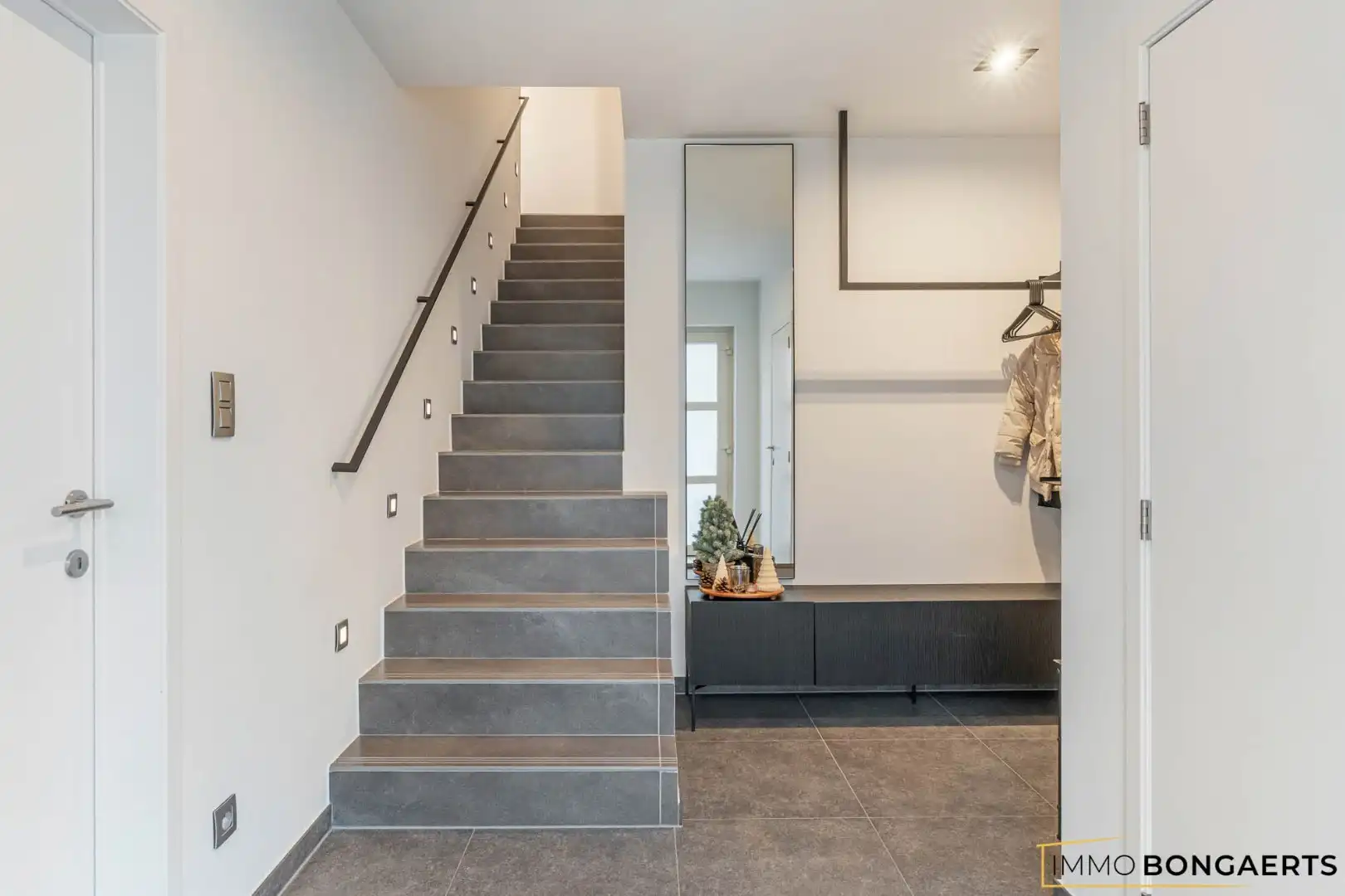 Ruime woning met 3 slaapkamers  foto 2